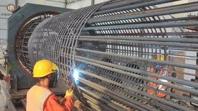 臨大高速項目使用的飛宏智能鋼筋籠滾焊機(jī)